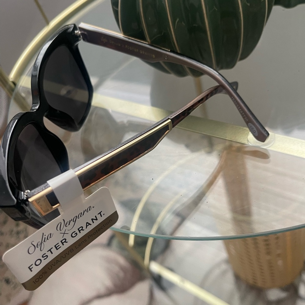Sofia Vergara sunglasses - Picture 2 of 4